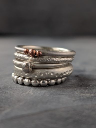 Verschiedene Stapelringe mit unterschiedlichen Mustern liegen übereinandergestapelt